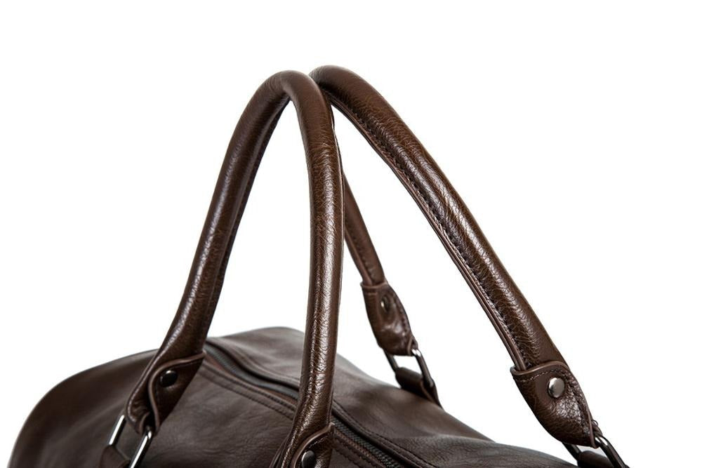 Lekka i wytrzymała skórzana torba podróżna typu duffel, doskonała na weekendowe wypady, elegancka.