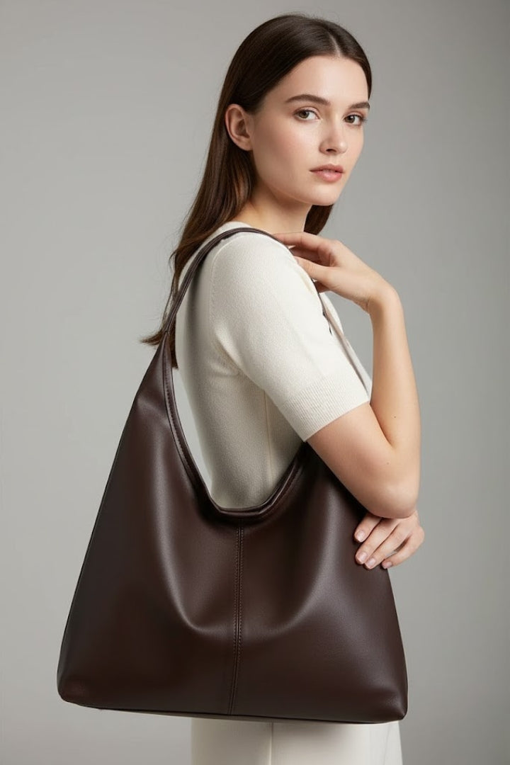Elegancki profil brązowej torby shopper noszonej na ramieniu