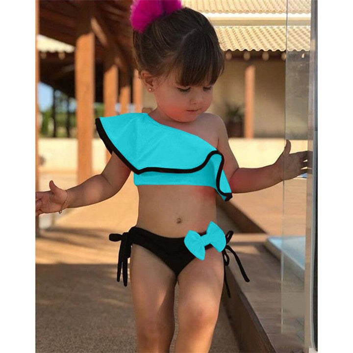 Kolorowe bikini dziecięce z uroczą falbanką, dwuczęściowy strój kąpielowy dla modnej dziewczynki.