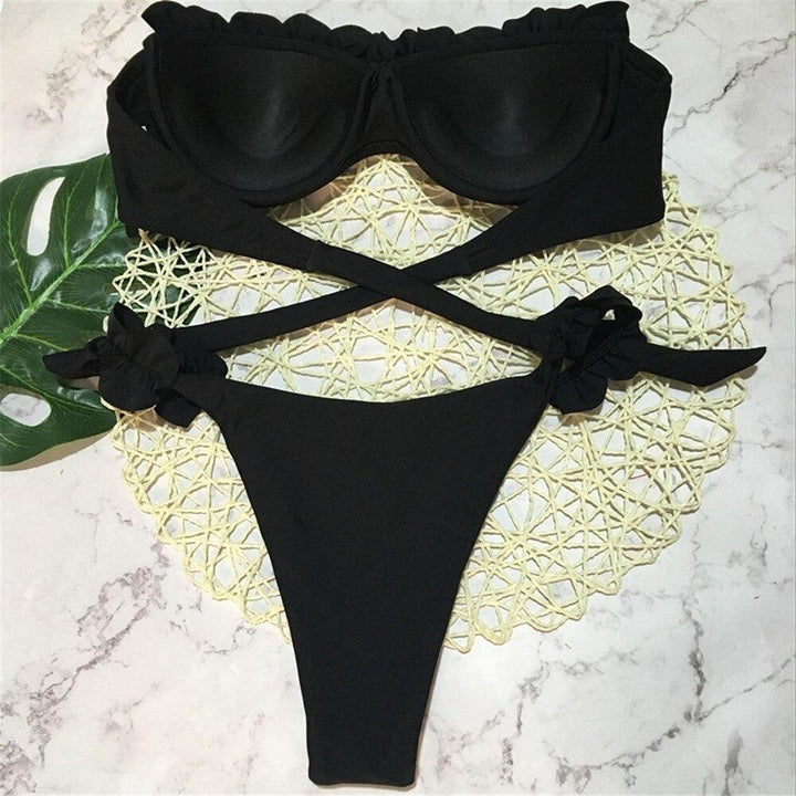 Modne bikini damskie z falbankami, zbliżenie na materiał