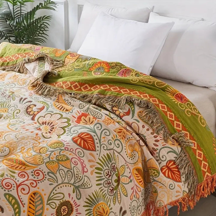 Stylowy koc boho z ozdobnymi frędzlami. Dwustronna narzuta nada charakteru każdej sofie i łóżku.