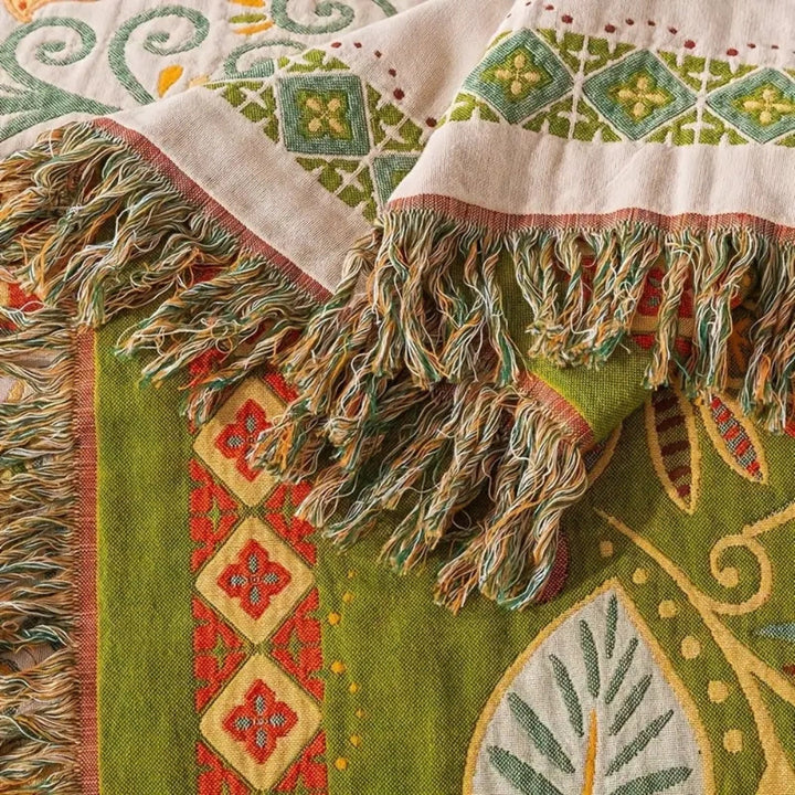 Miękki, dwustronny koc boho z frędzlami. Przytulne okrycie, idealne na sofę lub łóżko, dekoracja.