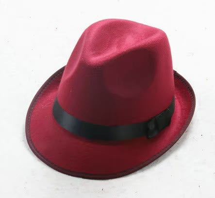 Beżowy kapelusz fedora damski prezentowany na manekinie
