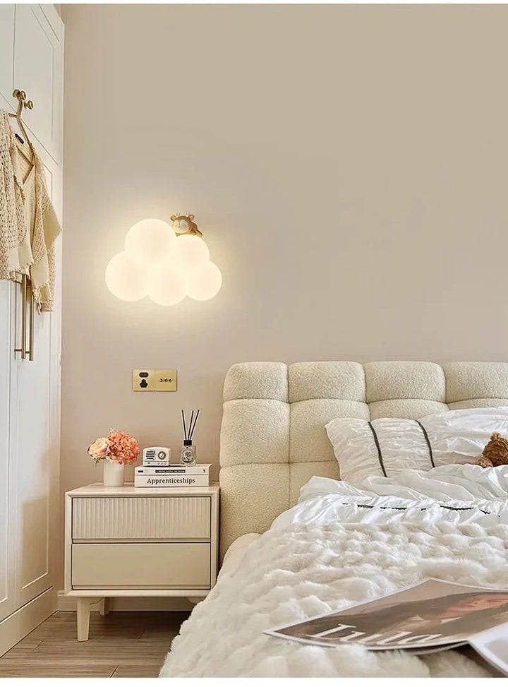Lampa ścienna LED do pokoju dziecka. Miękkie, kojące światło z motywami, bezpieczne oświetlenie.