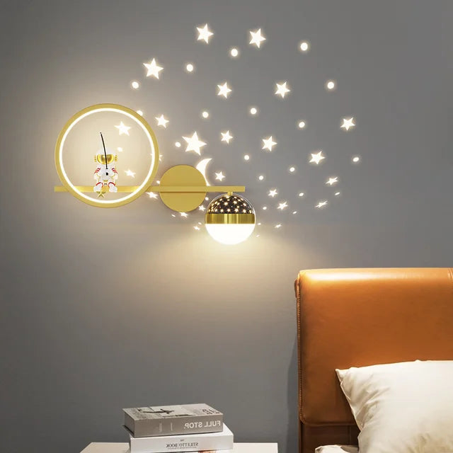 Oświetlenie LED ścienne dla malucha, bezpieczna lampka nocna i stylowa dekoracja pokoju dziecka.