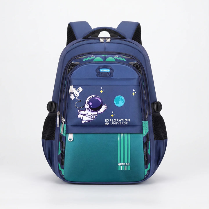 Ergonomiczny plecak AstroPack dla dzieci, z regulowanymi szelkami i oddychającym panelem tylnym dla wygody.