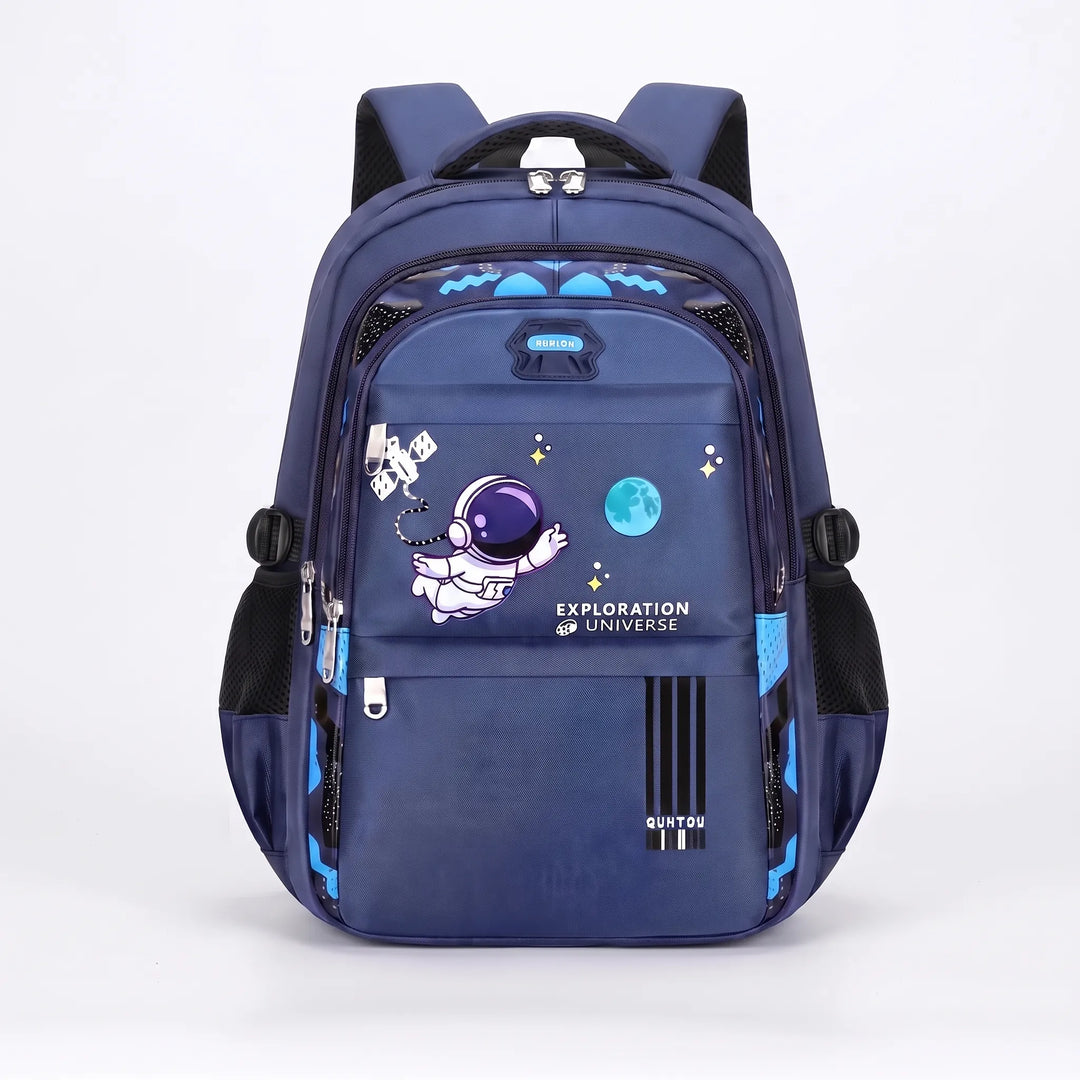 Dziecięcy plecak AstroPack noszony przez ucznia, idealny do szkoły, na wycieczki i codzienne przygody.