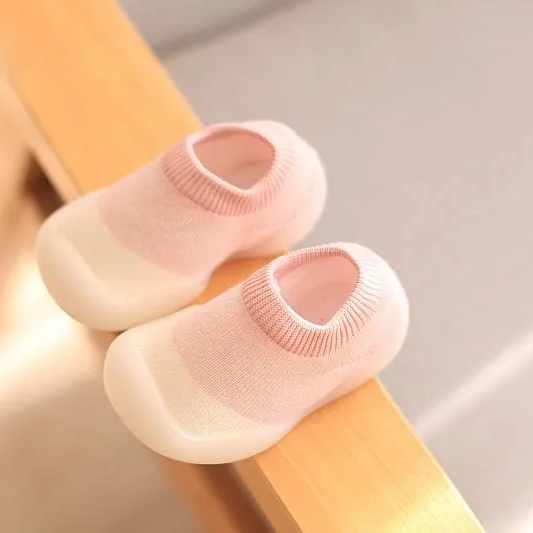 Dziecięce buty barefoot w atrakcyjnych kolorach wspierające prawidłowy chód