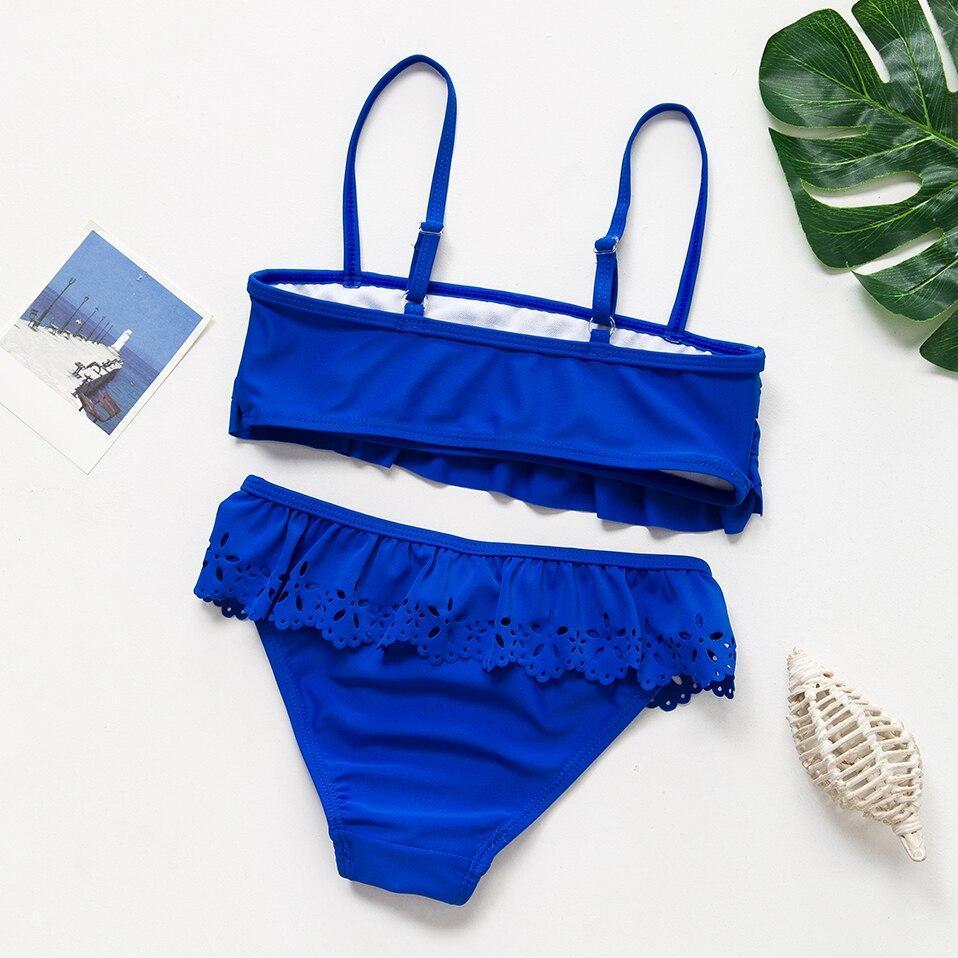 Modne bikini dziewczęce z falbankami. Wygodny strój kąpielowy dziecięcy na upalne dni i kąpiele.