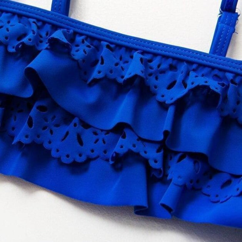 Dwuczęściowy strój kąpielowy dla dziewczynki. Modne bikini z falbankami, idealne na wakacje nad morzem.