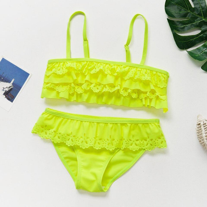Dziecięcy, modny dwuczęściowy strój kąpielowy bikini z falbankami. Idealny na letnie przygody i kąpiele.
