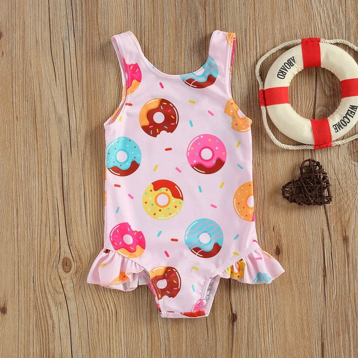 Kolorowy, jednoczęściowy strój kąpielowy dla dziewczynki. Wygodny i modny na lato, basen lub plażę.