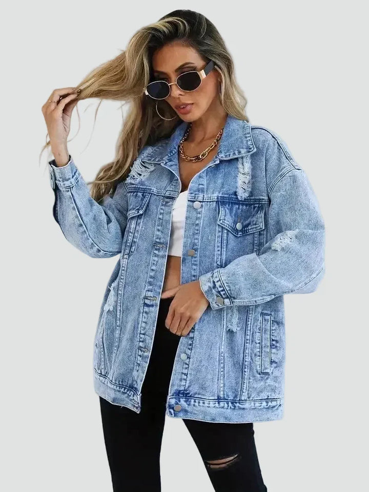 Widok z przodu na damską kurtkę jeansową oversize z modnymi przetarciami i okulary przeciwsłoneczne