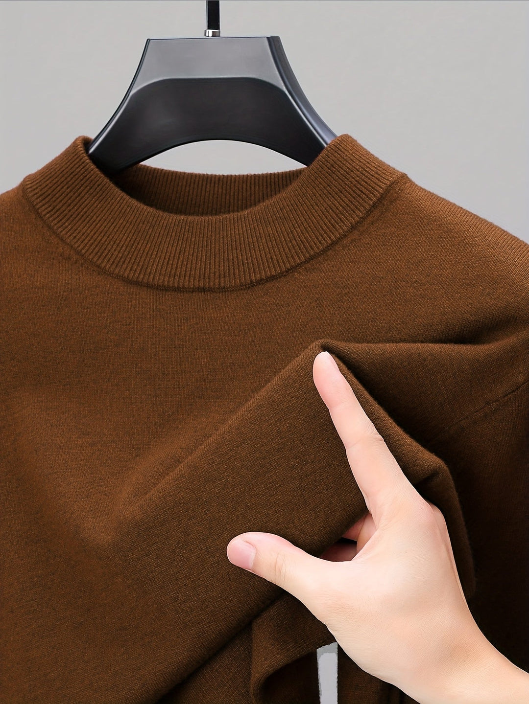 Moda męska: czarny golf Tobias w minimalistycznej odsłonie