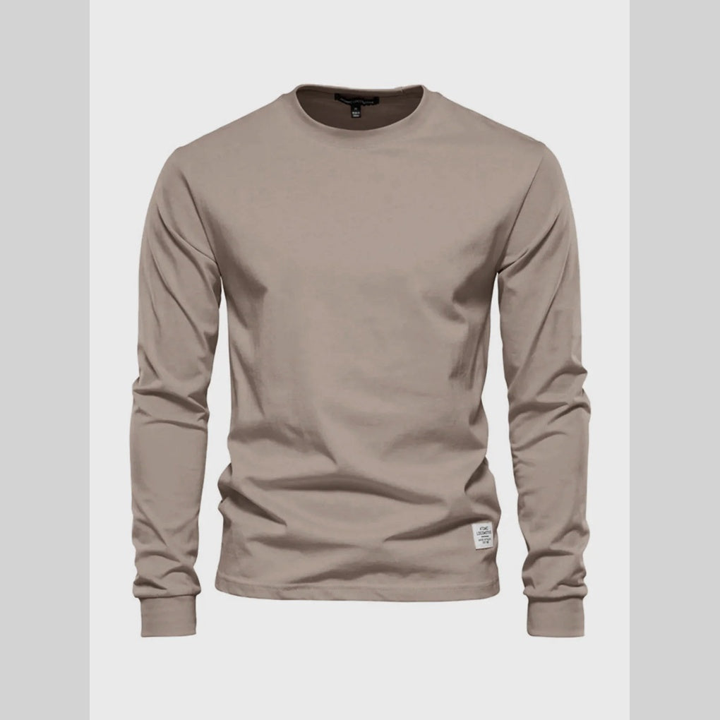 Elegancki i prosty krój męskiego longsleeve'a w neutralnym odcieniu
