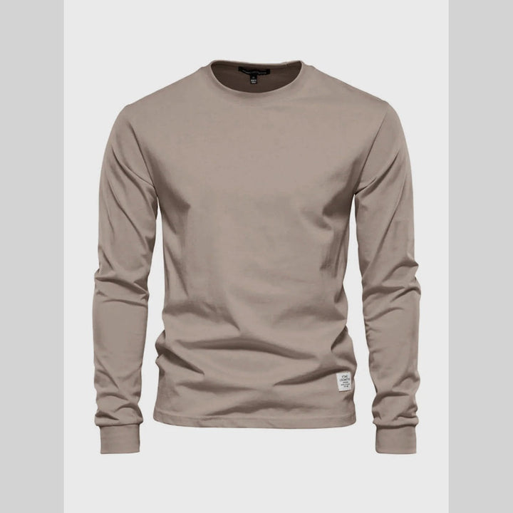 Elegancki i prosty krój męskiego longsleeve'a w neutralnym odcieniu