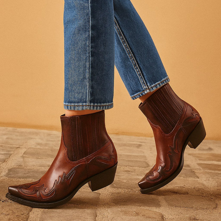 Brązowe botki damskie w stylu western zestawione z jeansami