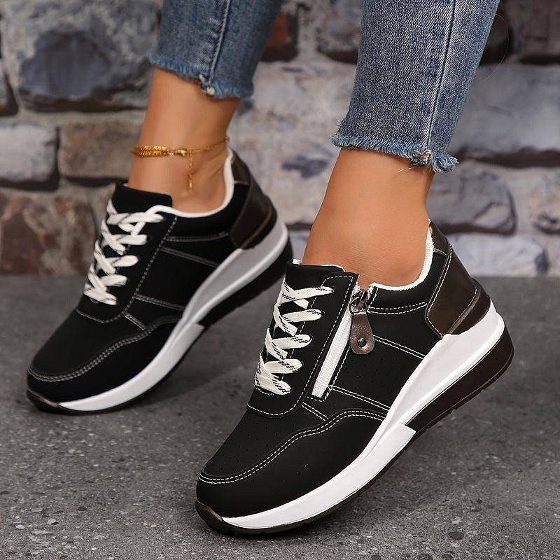Czarne damskie ortopedyczne sneakersy Edith prezentowane na nodze