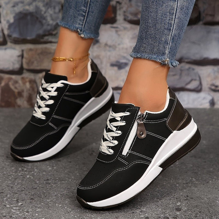 Czarne damskie ortopedyczne sneakersy Edith prezentowane na nodze