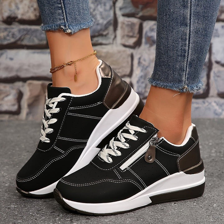 Czarne sneakersy Edith z widocznym zamkiem i grubą podeszwą