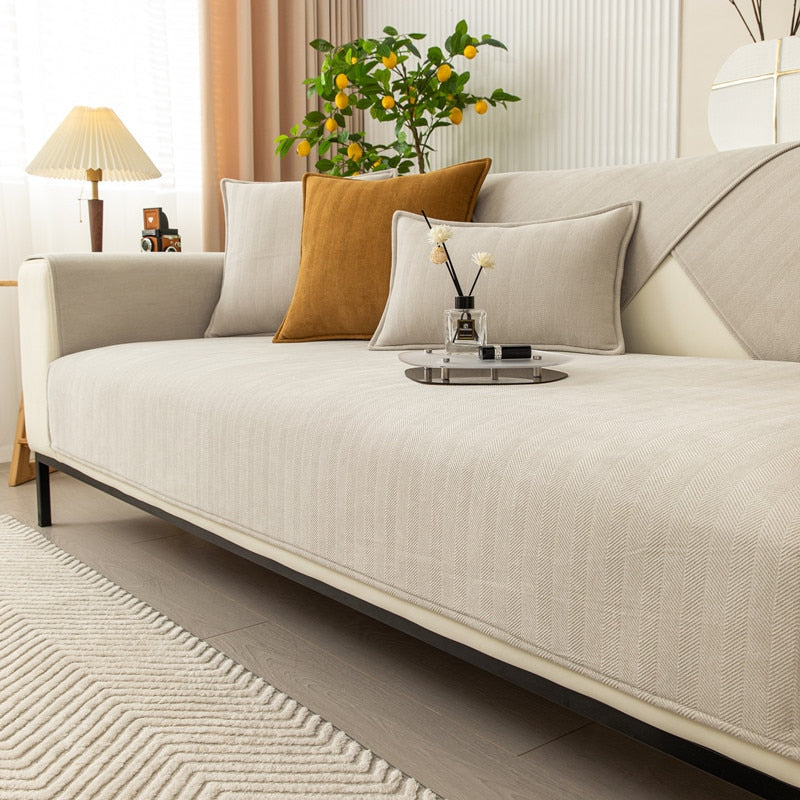Wygodny elastyczny pokrowiec na sofę. Dodaje komfortu i chroni meble przed zużyciem w salonie.