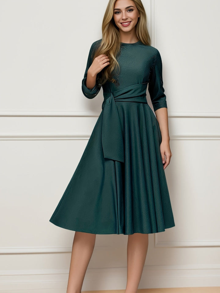 Modna damska bluzka midi z ozdobną kokardą, doskonała na różne okazje. Elegancki fason.