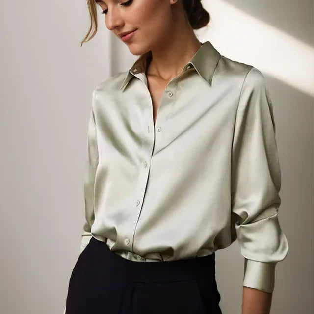 Elegancka bluzka damska z połyskiem, luźny krój. Idealna do biura i na co dzień, klasyczna moda damska.