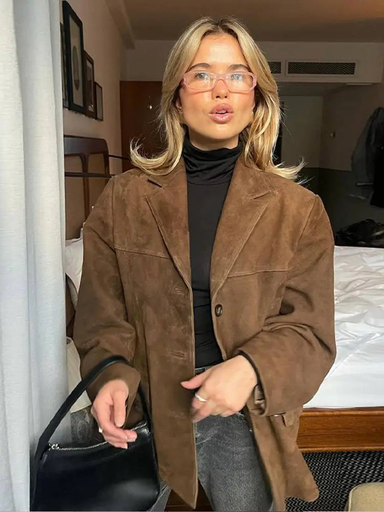 Elegancka brązowa kurtka damska oversize, idealna do stylizacji ulicznych.