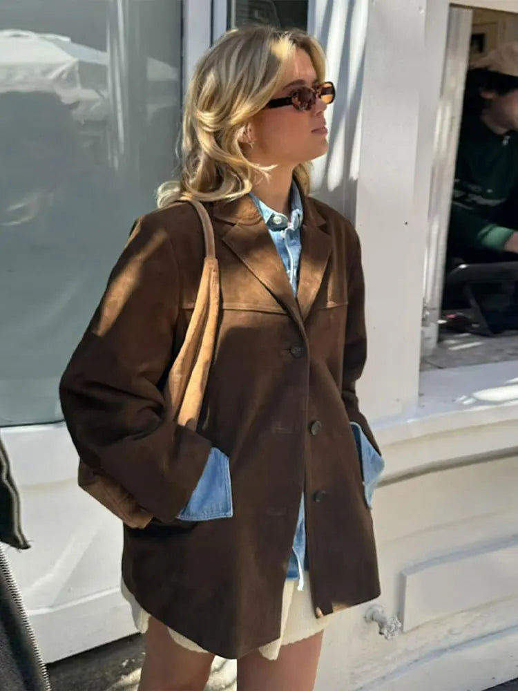 Casualowa brązowa kurtka oversize dla kobiet, podkreślająca miejski styl.