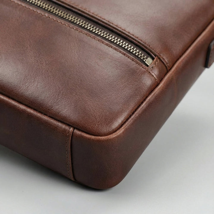 Męska profesjonalna torba na laptopa z bezpieczną przegrodą na MacBooka, zapewniająca ochronę w podróży.