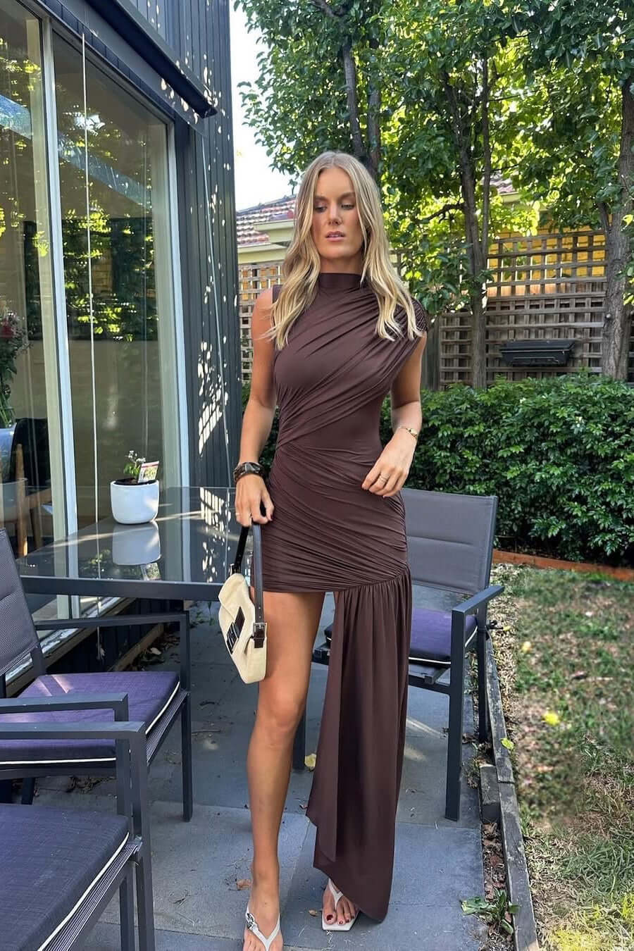Damska elegancka sukienka maxi, brązowa, z wysokim dekoltem, bez rękawów, asymetryczny dół. Moda wieczorowa.