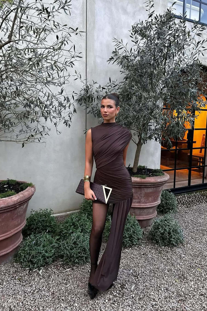Kobieca sukienka maxi na imprezę, brązowa, z eleganckim wysokim dekoltem i stylowym asymetrycznym dołem.