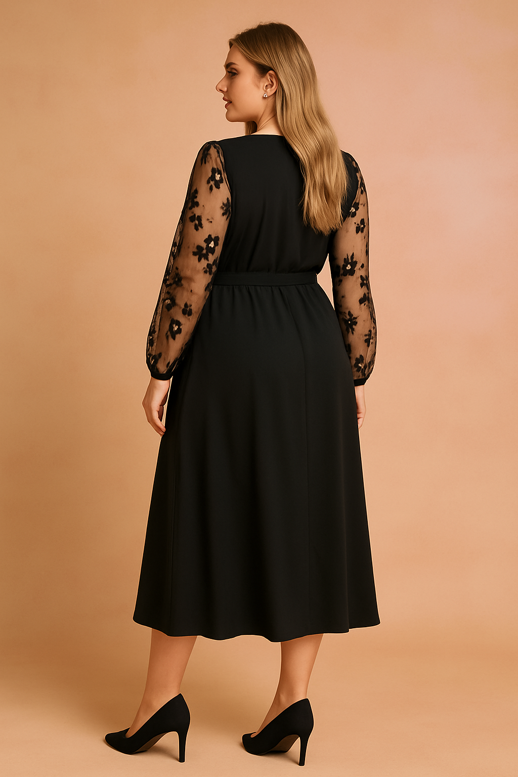 Czarna sukienka kopertowa midi plus size z tiulowymi rękawami w kwiaty. Stylowa propozycja na lato, wesele.