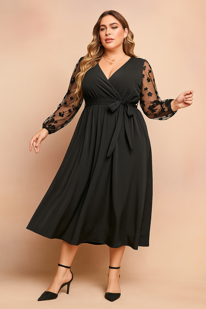 Damska czarna sukienka plus size midi. Elegancki krój kopertowy i tiulowe rękawy z kwiatowym wzorem. Moda damska.