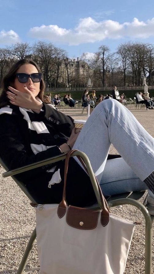 Modna torebka damska elegancka, czarna, z wygodnym paskiem na ramię. Akcesorium do pracy.