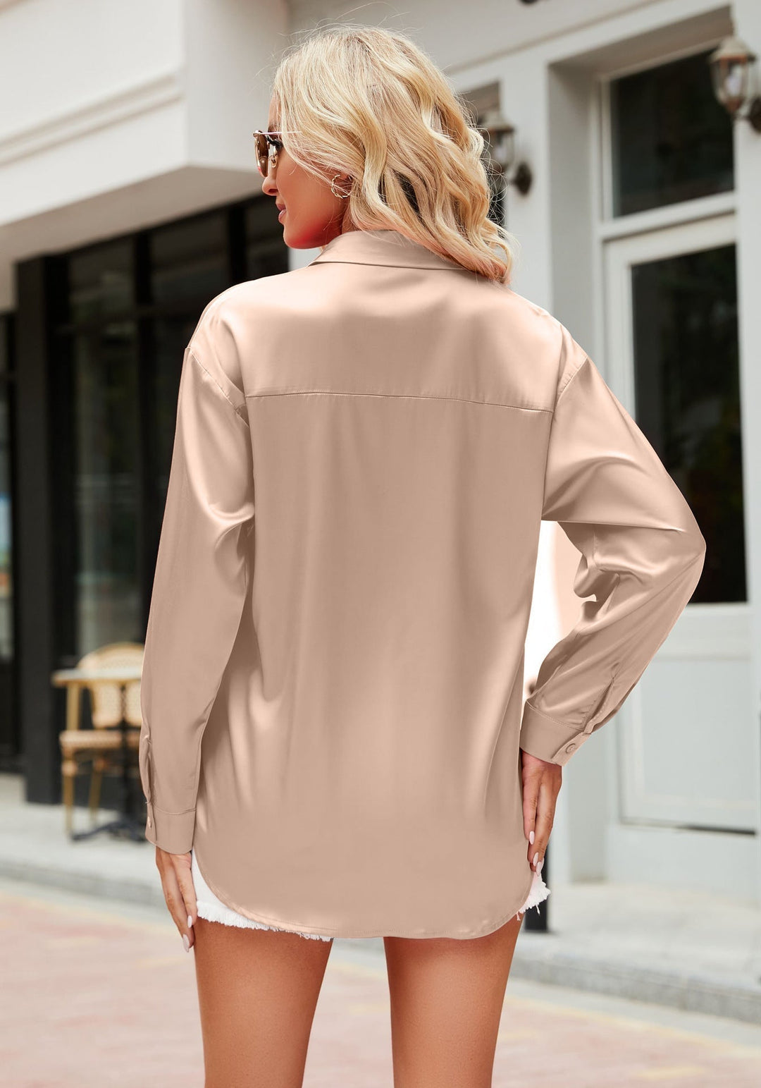 Modna koszula damska z satyny, elegancka i uniwersalna do casualowych oraz formalnych looków.