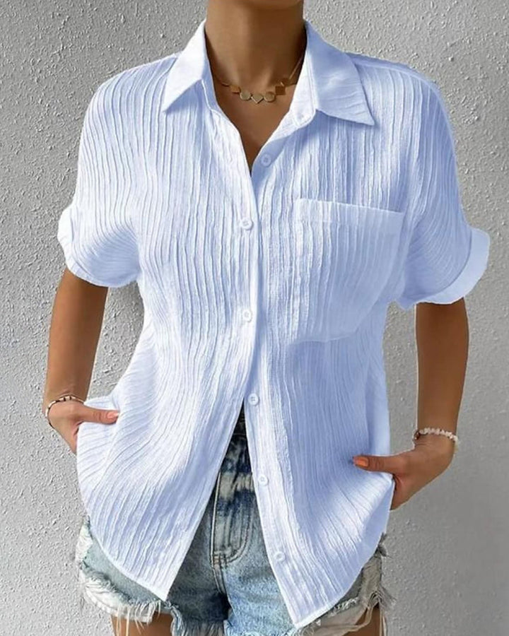 Wygodna damska bluzka z krótkim rękawem, elegancka, do biura lub casualowych stylizacji. Modny krój na lato.