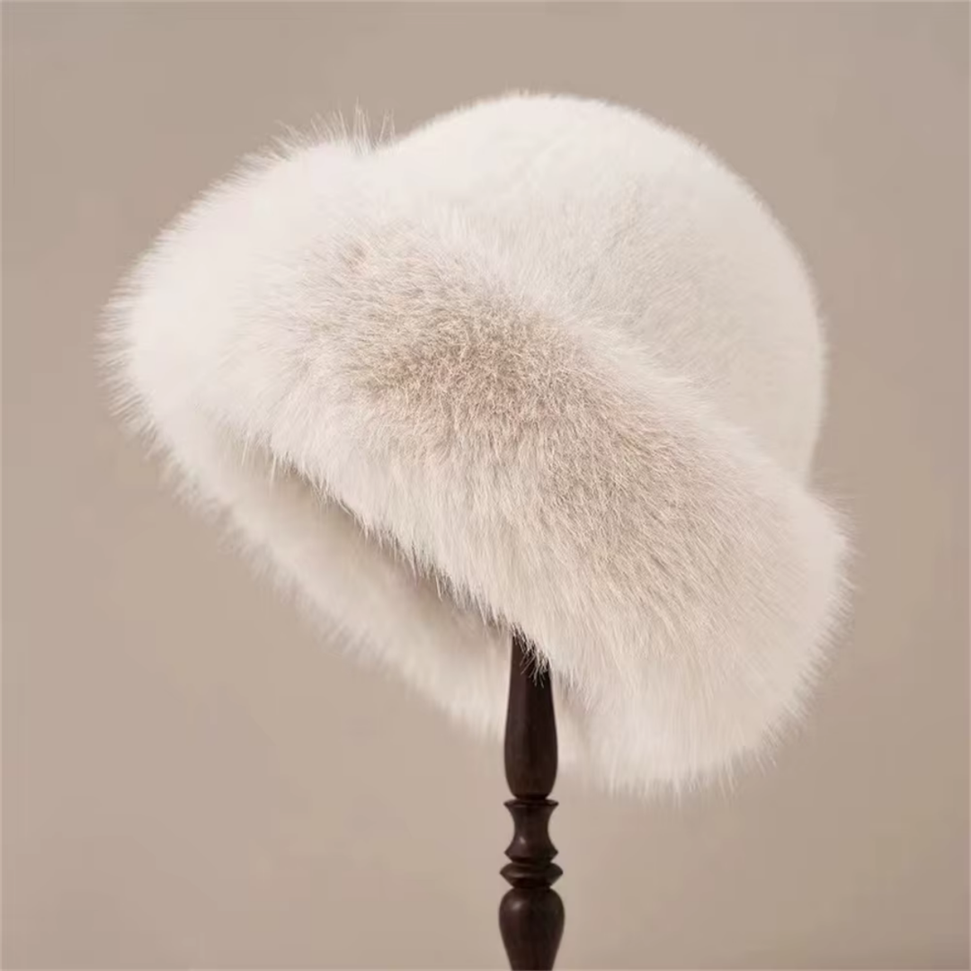 Elegancka damska czapka zimowa, luksusowa i ciepła. Modny dodatek na jesień i zimę.