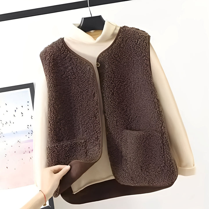 Damska elegancka kamizelka z naturalnej wełny owczej. Pluszowy materiał dodaje stylu zimowym i jesiennym outfitom.