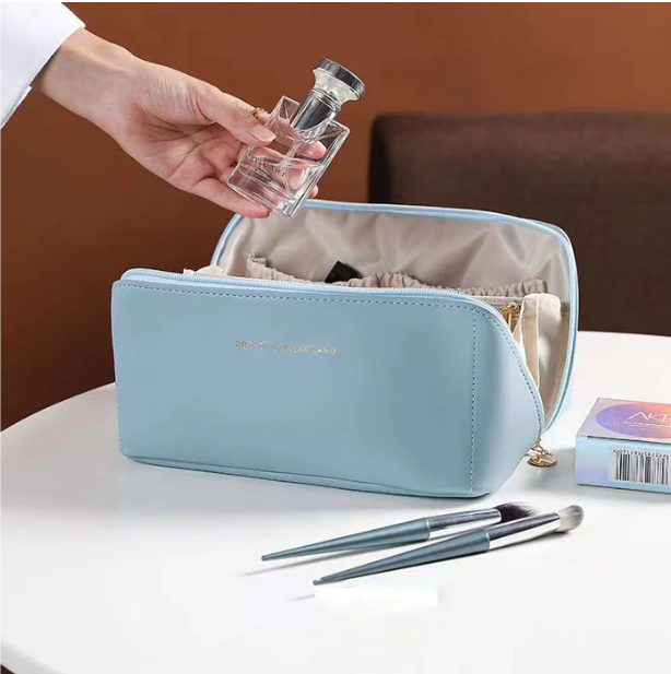 Luksusowa kosmetyczka damska BelleVault o eleganckim designie, idealne etui na makijaż i drobne akcesoria.