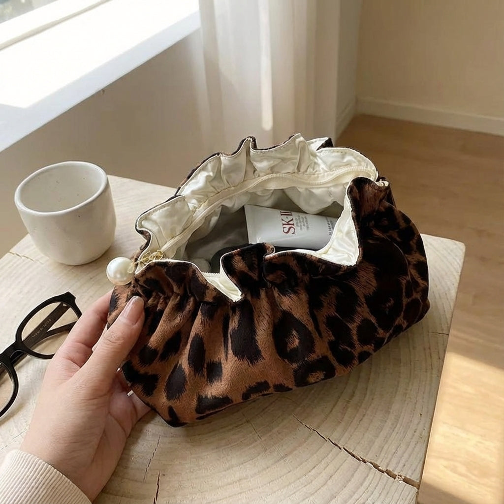 Elegancka damska kosmetyczka Ruffle Top w panterkę. Wygodna saszetka na makijaż, idealna na podróż i do torebki.