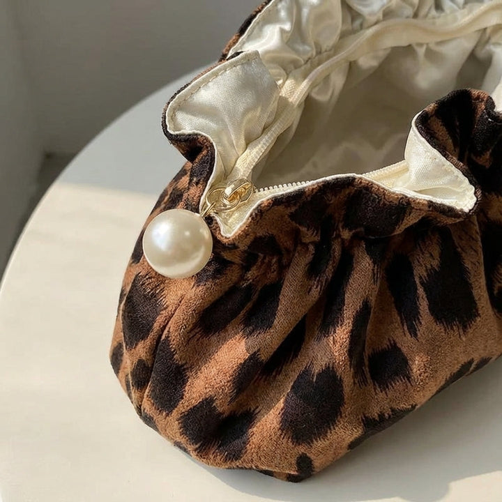 Kobieca kosmetyczka Ruffle Top z perłowym połyskiem. Elegancka saszetka podróżna na makijaż, z wygodnym zapięciem.