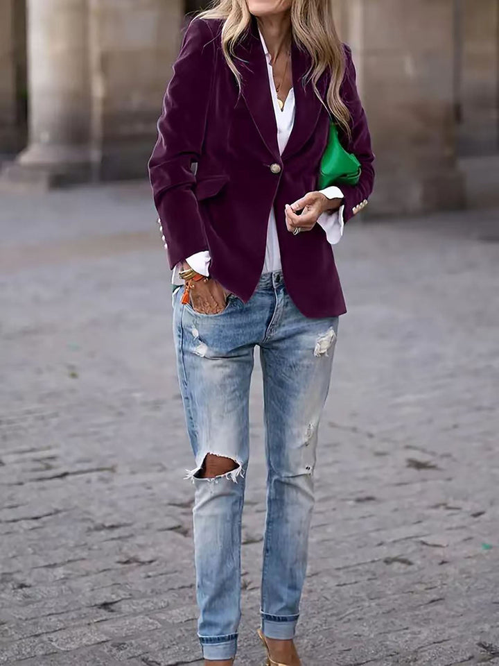 Modelka prezentująca elegancką damską marynarkę z guzikami, strukturalny krój, idealna do biura i modnych stylizacji.
