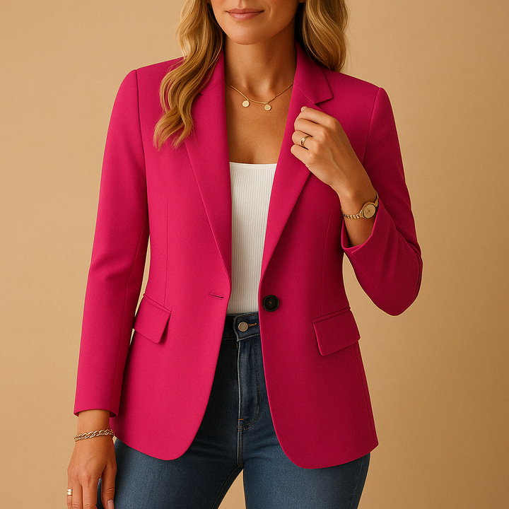 Damska taliowana marynarka, podkreślająca sylwetkę. Modny element odzieży damskiej smart casual.
