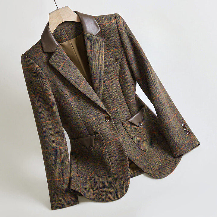 Elegancka damska marynarka w brązową kratę. Klasyczny blazer Alicja, idealny do biura i na co dzień. Modna odzież jesienna.