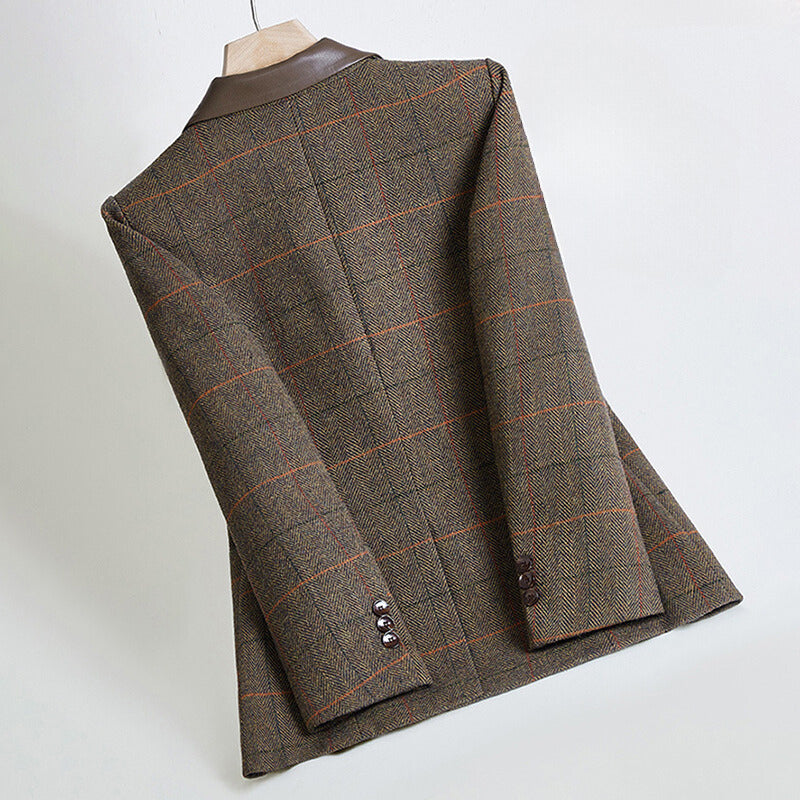 Modny damski blazer w kratę. Klasyczna brązowa marynarka, idealna na jesień i zimę. Elegancka i uniwersalna stylizacja.