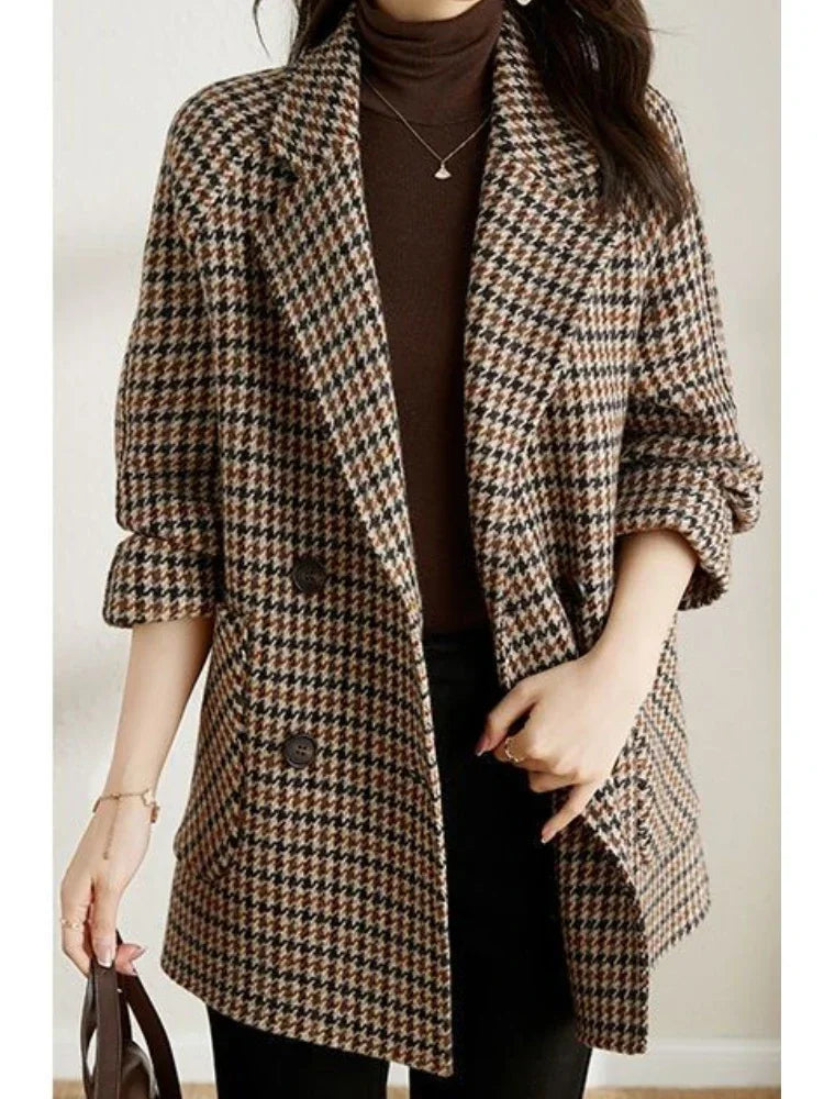 Modna brązowa marynarka damska zimowa w pepitkę, podkreślająca elegancję i kobiecy styl.