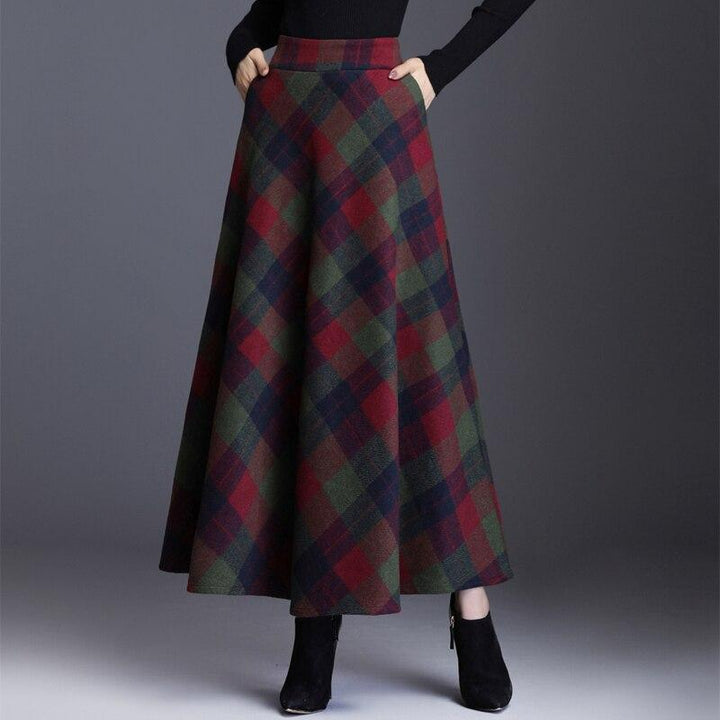 Spódnica maxi damska w modną kratę, elegancka i rozkloszowana, pasuje do casualowych oraz smart-casualowych stylizacji.