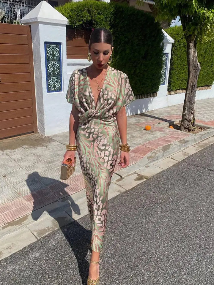 Modna sukienka damska midi kopertowa, podkreślająca sylwetkę. Elegancki wybór na specjalne okazje.