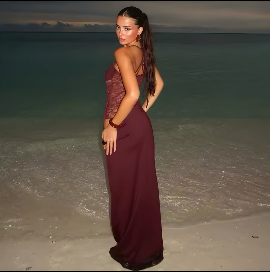 Dopasowana letnia sukienka maxi bez ramiączek. Elegancka damska sukienka na plażę lub wieczorne spotkania.